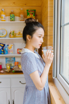 美女穿內裤露出毛